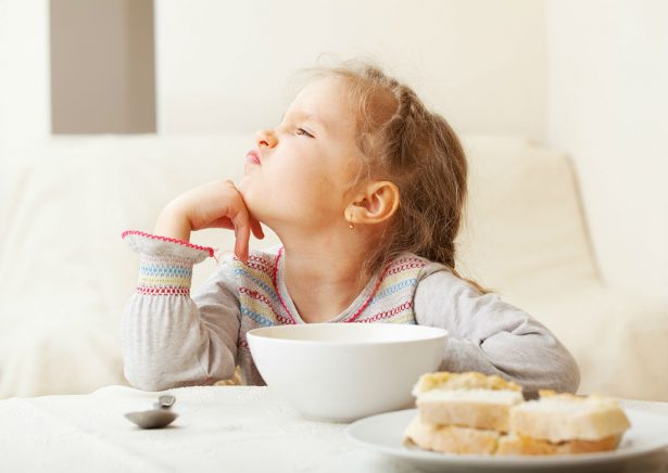 Ребёнок со стойкими предпочтениями в еде: что это значит и как с этим работать