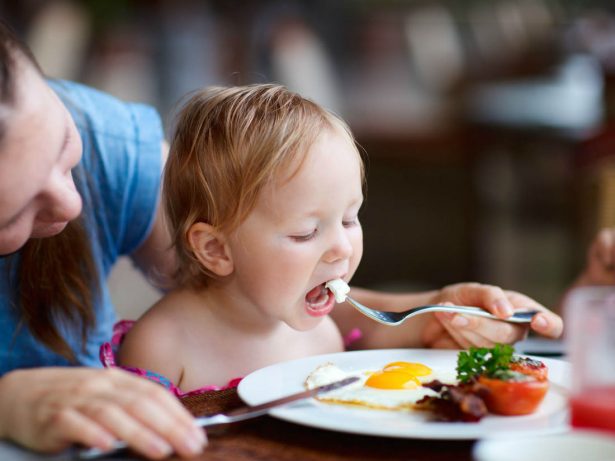 Как помочь ребёнку с РАС преодолеть избирательность в еде
